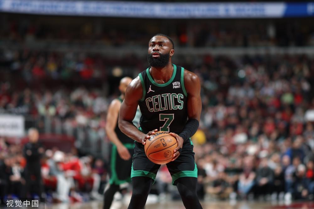 队也向几名 队也向几名